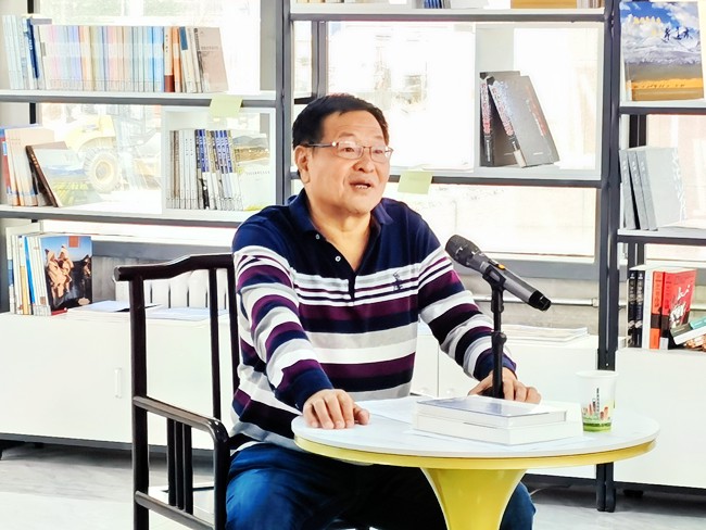 海南作家凌须斌在茫崖做文学讲座